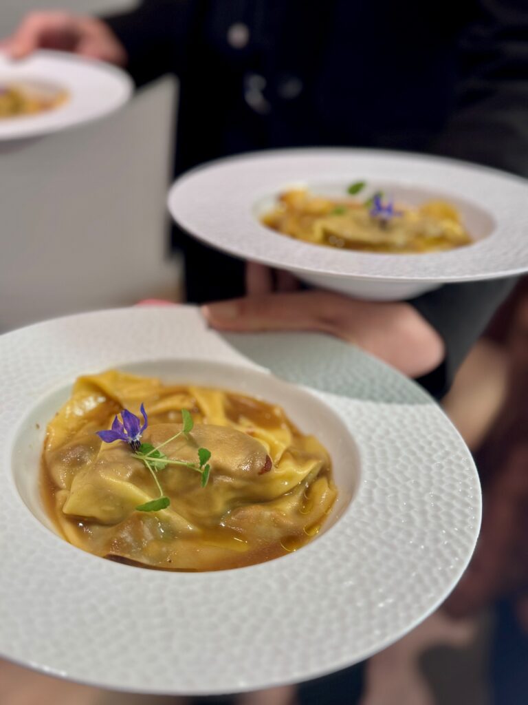 Ravioli de foie gras poêlé, sa duxelle de cèpes et rosées des prés, son bouillon de poule (2)
