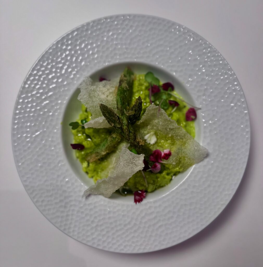 Risotto aux asperges, huile verte et pétales de fleurs3