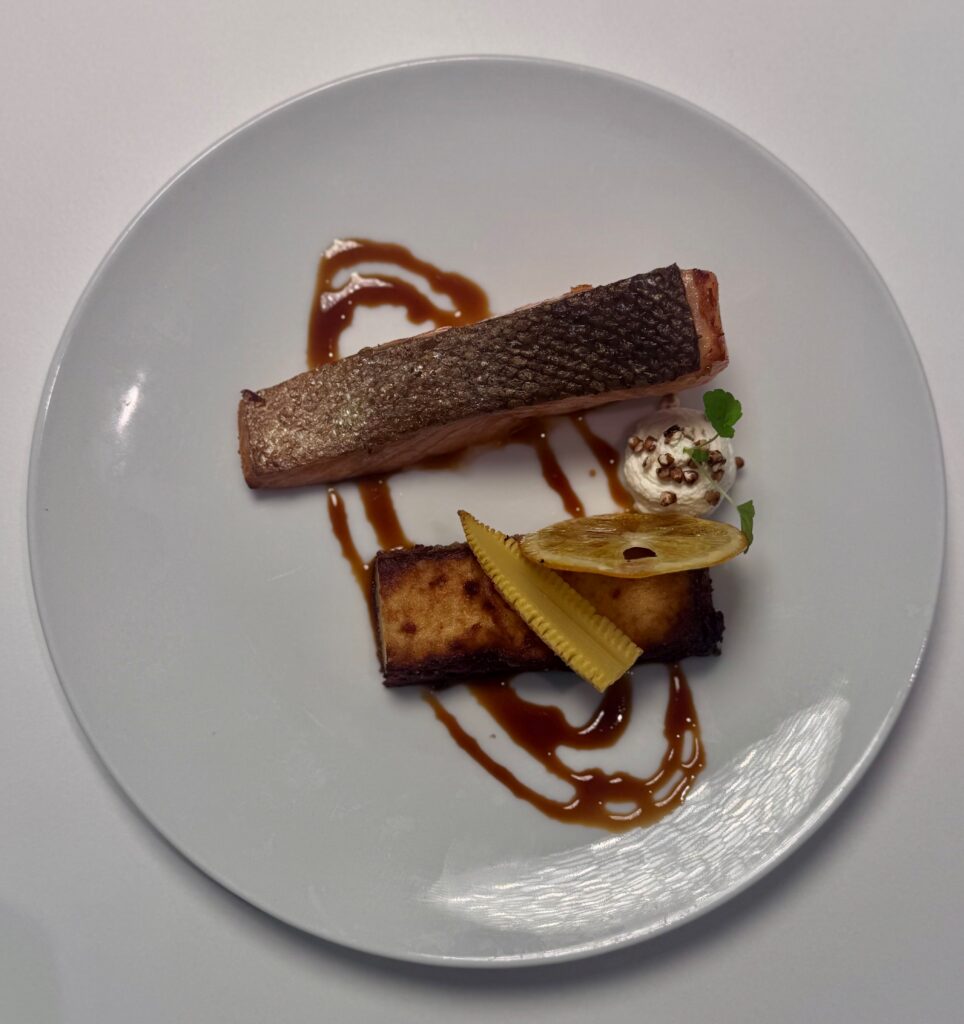Truite fumée de nos hauts cantons, galette de pomme de terre soufflée, maïs, vinaigrette aux agrumes et wasabi, sarrasin soufflé